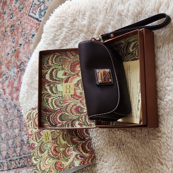 Gorgeous NWT IOB Dooney & Bourke Brown Leather Flap Wristlet🤎🎁❤️ - Picture 11 of 16